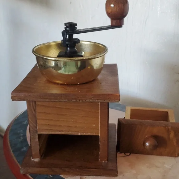 Vintage hand crank coffee grinder/mill - Picture 5 of 8